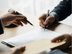 Signering av kontrakt under möte