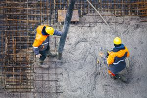 arbetare gjuter betong