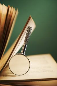 Sidor i bok och förstoringsglas