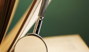 Sidor i bok och förstoringsglas