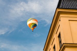 Färgglad luftballong i blå himmel